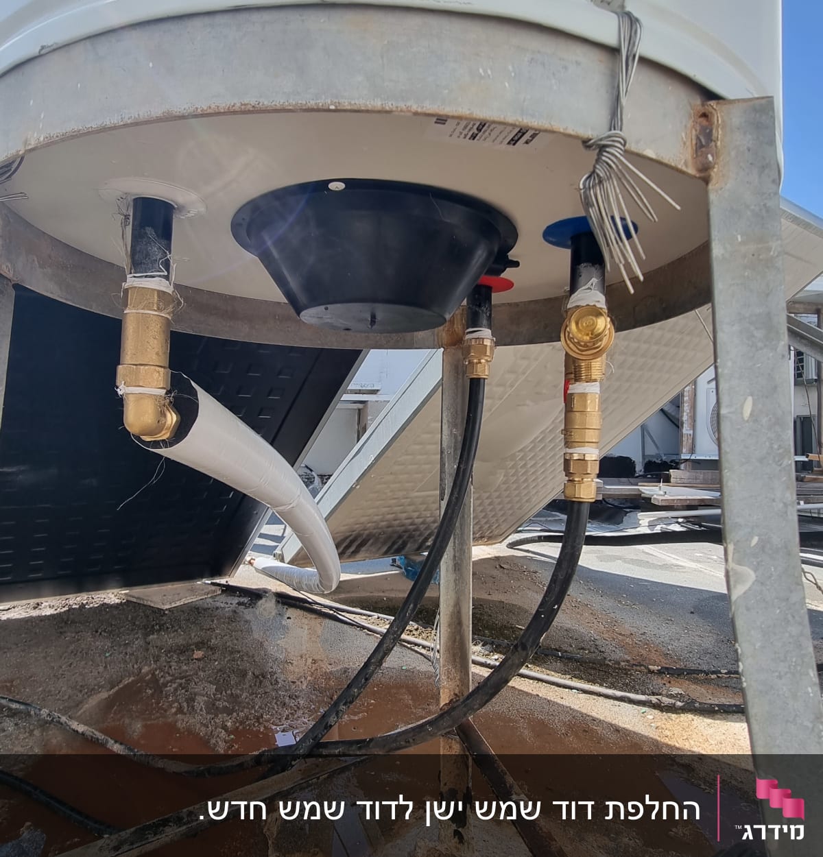 חיבורים וצינורות מתחת לדוד שמש על גג